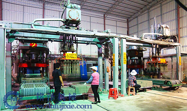 河南全自動液壓壓磚機客戶現場